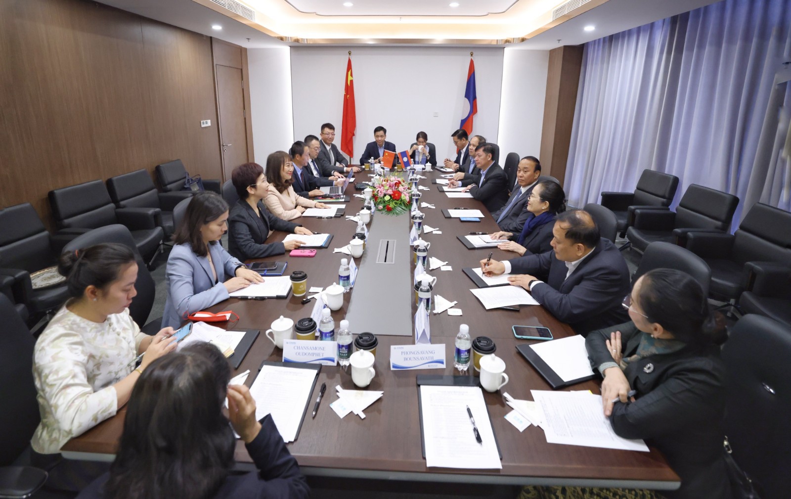 老挝卫生部部长本樊·普玛莱希率老挝卫生部代表团莅临尊龙时凯参访1_副本.jpg